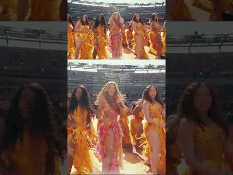 Shakira lighting up the stage at the Topps Halftime Show 🏟️⚡️#FIFAWorldCup